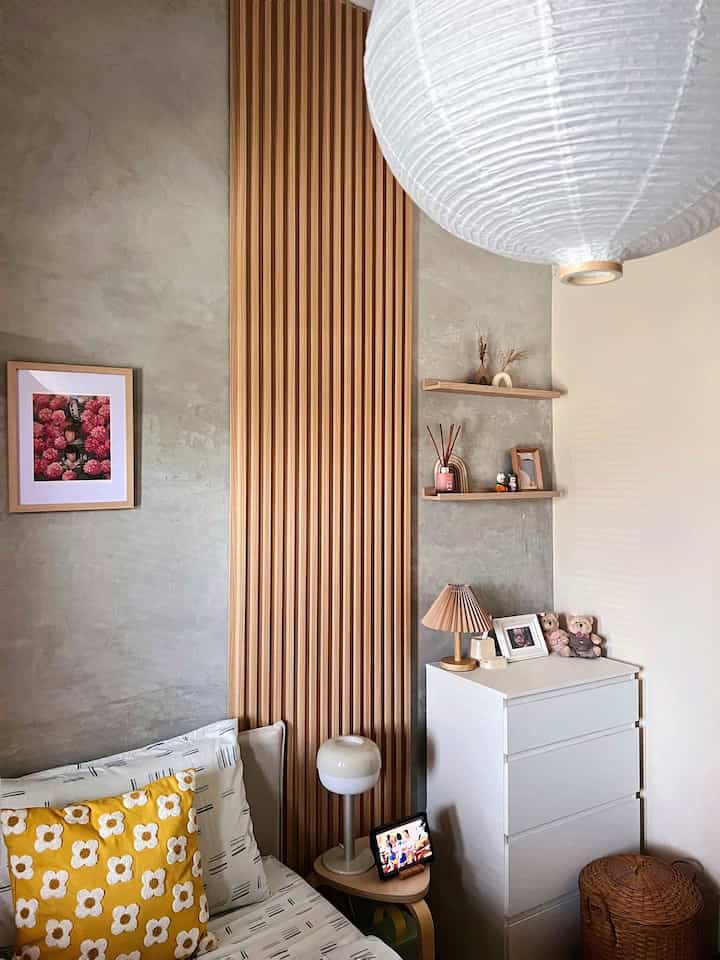 Mengisi space kosong pada area tempat tidur dengan item dekoratif nan aesthetic ✨

Awalnya, space di atas lemari putih itu masih kosong, bahkan terlihat awkward karena dinding terbelah oleh wall panel

Akhirnya dipasanglah 2 ambalan/rak dinding untuk menaruh sejumlah item dekoratif sehingga space ini terlihat lebih terisi:

1. Ambalan Akayo Heim Studio dari brand Dekoruma berwarna natural wood, selaras dengan warna wall panel dan cocok dengan tembok expose

2. Mini figure Sonny Angel, item ini jadi salah satu cute stuff milik istri yang mulai dikoleksi dalam rangka menyambut kelahiran buah hati kami. Yang diharapkan jadi anak selucu Sonny Angel dan membawa kebahagiaan seperti saat mengoleksi mini figure ini

3. Danari ISAMU dari brand Dekoruma, item ini sebenernya merupakan tatakan untuk alat masak/makan, tapi ternyata bisa dijadikan item dekoratif nan aesthetic 

4. Vas berbentuk unik nan aesthetic untuk dried flower, ukurannya yang mini cocok ditaruh di atas ambalan yang tak terlalu panjang

Semoga jadi referensi buat tetangga online yang sedang bingung mengisi ambalan/raknya dengan item dekoratif ✨☺️

#SpillProductTag #4BendaWajibBeli #SpillLinkShopee #spillbarangfavorit #japandi #bedroomstyling #rumahdeveloper #depok 