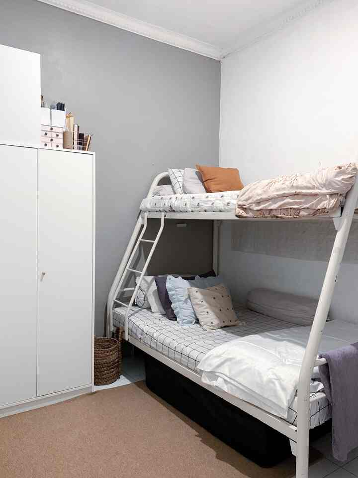 Ini adalah kamar anak untuk 2 orang dengan bunkbed sehingga masih ada sisa space yang lumayan luas. Niatnya mau ganti tempat tidur, tungguin yaaa nanti jadi gimana kamar ini 🫶🏻

#kamaranak
#bunkbed
#kamarremaja
#rumahmungil
#kamarkecil

