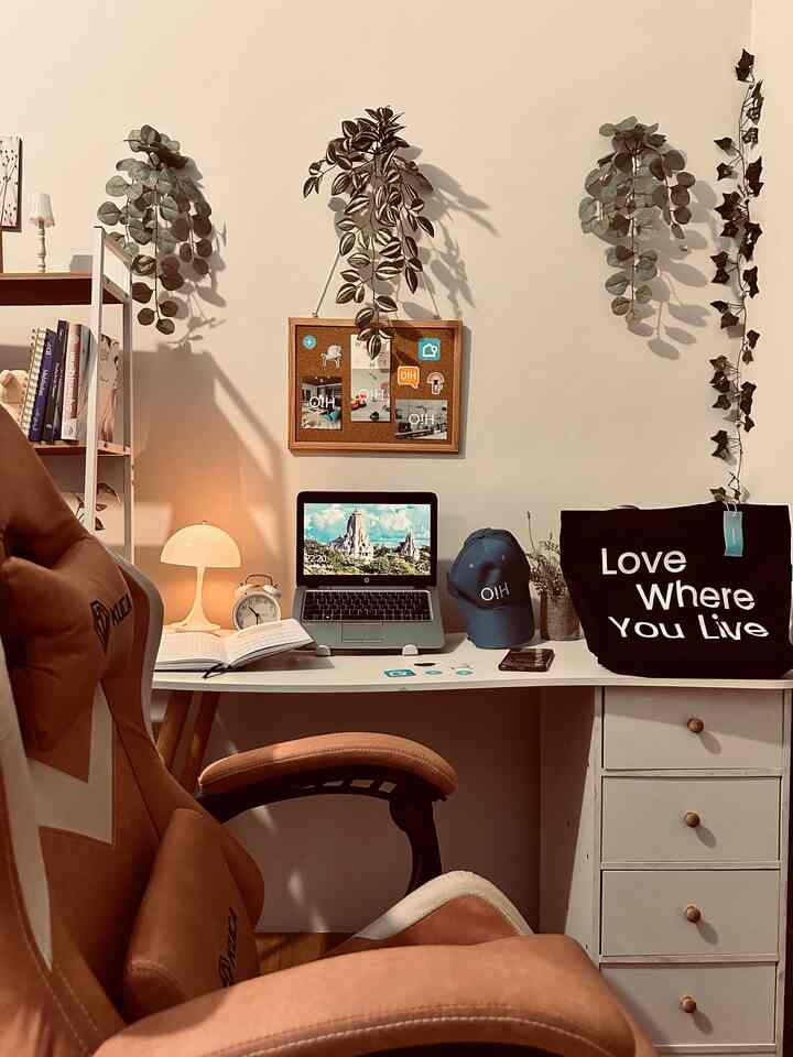 "Love Where You Live" totebag by O!House 🖤 Btw mode potret kali ini dengan filter 'dramatis hangat' by iphone 🤌🏼

#ruangkerja #rumahkost #minimalist #decorlowbudget #slowmakeover #deskspace #deskwork 