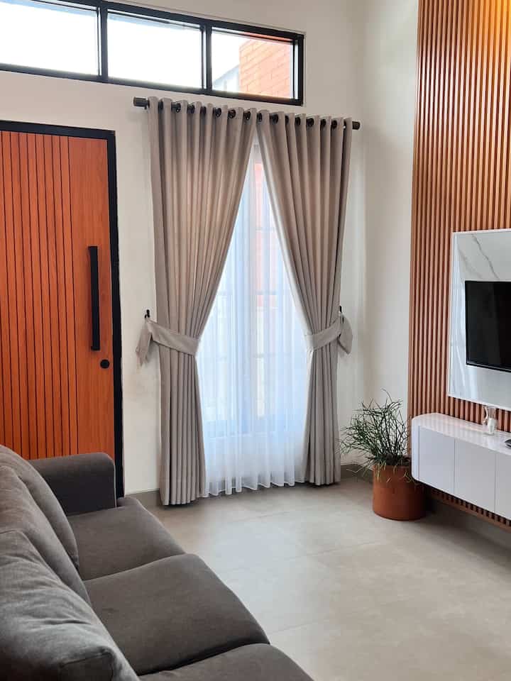 Beberapa item pembelian terbaru di rumahku
Slide 1 Gorden & Vitrase
Semakin mempercantik livingroomku, bahan berkualitas, pilih polos warna netral agar terkesan minimalis elegan
Slide 2 Credenza 
Mempercantik ruangan ksoong sebelumnya, dengan banyak kabinet menyimpanan membuat ruang semakin multifungsi 
Slide 3 Lemari Plastik Estetik
Gak nyangka ada lemari plastik tapi estetik, bahan bagus cocok deh untuk rumah yang banyak rayap atau lembab
Slide 4 Reed Diffuser
Reed Diffuser favorit para homedecor, wanginya semerbak enak banget
Slide 5 Wall Art
Wall art yang semakin mmeperindah dinding polosku, desain unik yang ga pasaran

#SpillProductTag
#4BendaWajibBeli
#SpillLinkShopee
#homedecor
#racunshopee