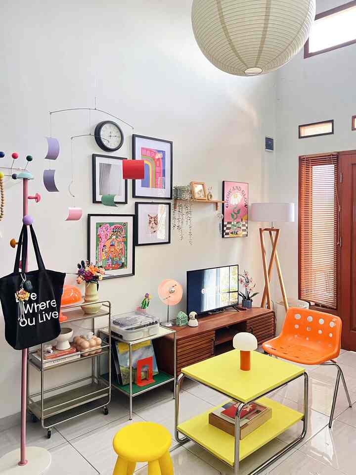 Menambah cute stuff di ruang tamu yang bertema ceria 🎨

Kali ini ada satu item tambahan yang kami taruh di area ruang tamu, bisa tebak?

Yes, standing hanger berwarna-warni pastel yang senada dengan tema ruang tamu ini 🫶🏻

Standing hanger ini sangat kokoh karena pada bagian bawahnya berbahan keramik, sementara standingnya berbahan besi, lalu kapstoknya berbahan plastik dengan bentuk seperti jamur 🍄

Sangat lucu bukan? 🫠

#SpillProductTag #SpillLinkShopee #spillbarangfavorit #livingroomstyling #artdeco #miscenturymodern #rumahdeveloper #depok