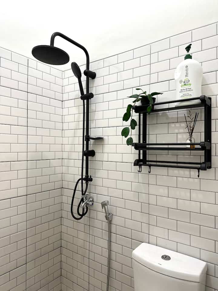 inspirasi kamar mandi mungil, ukuran 1,5 x 1,5 meter.
#kamarmandi #inspirasikamarmandi #bathroominspo #kamarmandimini #ruangsempit #kamarmandikecil #dekorasikamarmandi