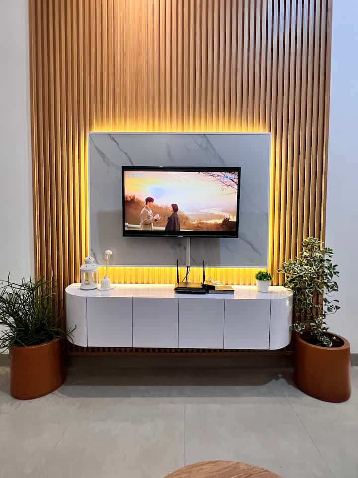 Tema Bebas kali ini aku mau kasi alasan, Mengapa:
Slide 1 pakai kabinet gantung
Karena lebih sesuai untuk meja tv, mudah dibersihkan bagian bawah dan multifungi untuk menyimpan kabel
Slide 2 pakai jendela pintu aluminium
Lebih kuat dan kokoh anti rayap, jamur dan cuaca
Slide 3 pakai rak sepatu tertutup
Sudah pernah pakai sepatu terbuka, sepatu malah kotor berdebu, jadi sekarang pakai yang tertutup
Slide 4 pakai lampu dekorasi di kamar
Untuk memperindah menambah kesan dramatis dan lebih nyaman untuk suasana kamar

#mejatv
#mejatvgantung
#jendela
#jendelaaluminium
#raksepatu
#raksepatukayu
#lampukamar
#lampugantung
#lampugantungrotan

