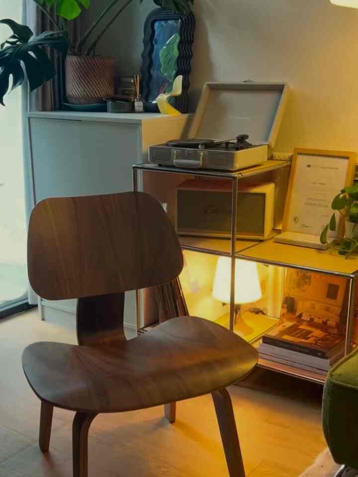 Sore santai di rumah, waktunya Netflix 🙌🏻🌥️

#livingroom #retro #cozyhome #dekorasi #ruangtamu