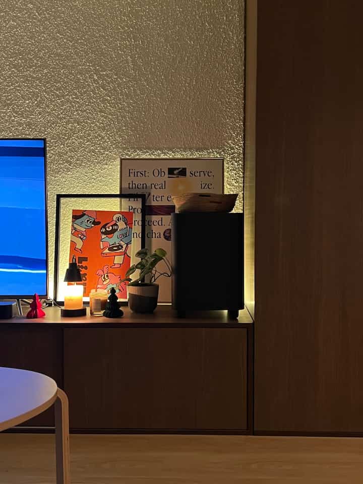 Pemandangan dari tempat saya beristirahat 😌 #MidCentury #LivingAlone #RoomDecorIdeas #NightTimeAtHome #DecorInspo