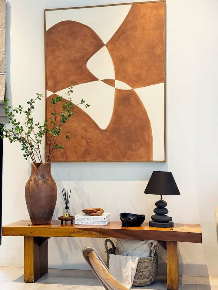 Hanya ganti dekorasi dan nambah dekorasi saja, dengan tembok yang sama 

Tapi vibesnya langsung berbeda yaaa

Pentingnya putar puter dekorasi dirumah yang ada agar tidak monoton dan bosan

#bumitimi #livingroom #dekorasi #AksesorisInteriorRuangTamu  #bandung #wallart #lukisan #benchkayujati #idedekorasi