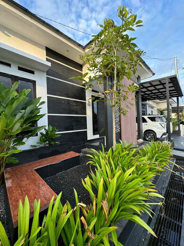 Area santai depan rumah kami merupakan area yang sangat jarang terekspose,area ini menjadi smoking area khususnya ketika berkumpul bersama tetangga sekitar.
Area luar ini kami berikan sedikit tema berbeda dengan dominan warna hitam dan paduan warna coklat dari produk Duma yang tahan air dan cuaca.
Secondary skin dari Duma dan SmartLock menjadi tambahan area teras dan samping sehingga tetap menjadi area yang fungsional dan menjaga privasi penghuninya
#areaduduk
#secondaryskin
#smartlock
#inspirasidekorteras
#Terasrumah 
#fasadrumah 
