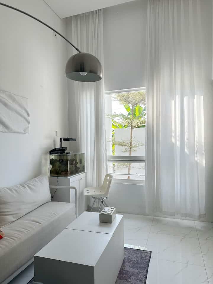 Palette Colour Living Room 🤍
-
🤍🩶🖤
Dominan warna monochrome mulai dari tembok full putih , furniture mix white silver stainless , hanya ada beberapa aksen warna lain yang berbeda seperti biru, orange, warna daun hijau, warna lainnya ini justru membuat point interest tersendiri bagi yang melihat secara langsung karena kontras dengan warna dominan 


#PilihanWarnaRumah #HomeColorPalette #RekomendasiWarnaRumah #homedecor #colouring #palette #monochrome #minimalis 