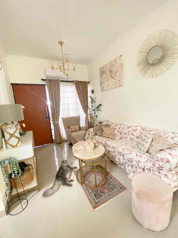 Karena aku suka sekali dengan warna pastep jadi di rumah hampir semua furniture maupun dekorasi menggunakan warna warna pastel. Menurutku rumah akan hidup dengan banyak dekorasi karena aku pecinta perintilan hehehe Buat terlihata semenarik mungkin dengan menggunakan pot, tanaman artifisial, rug, cover sofa dengan pattern bunga-bunga. Jangan lupa perlampuan yg menambah manis ruangan ☺️



#PilihanWarnaRumah #HomeColorPalette #RekomendasiWarnaRumah