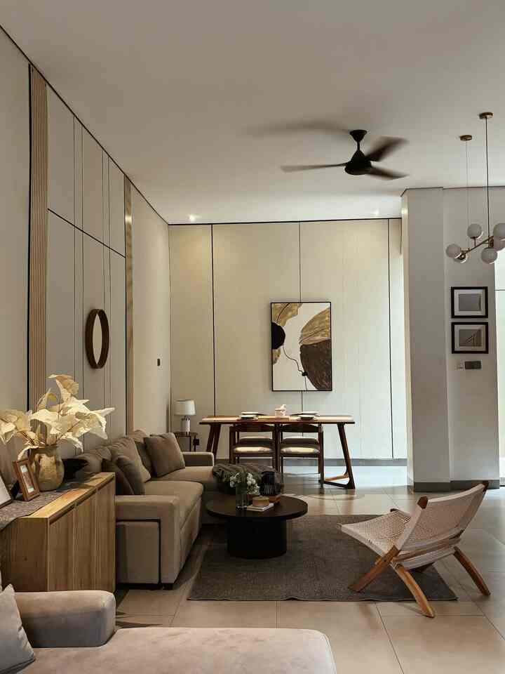 Tone/color palette pada casa de Kath di dominasi oleh warna2 neutral seperti coklat muda, hijau muda, dan warna kayu, utk mendapatkan kesan hangat dan minimalis dan cozy, sedangkan warna hitam di “sisipkan” sedikit untuk mempercantik ruangan, misalnya pada coffee table dipilih hpl berwarna hitam dengan guratan kayu natural
 #PilihWarnaRumah
#HomeColorPalette
#RekomendasiWarnaRumah
#depok
#rumahmodern
#stylingruangan