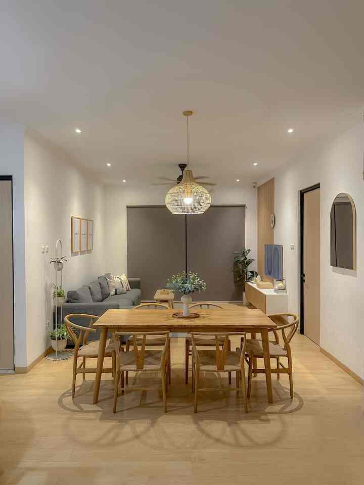 Color palette dirumah ini adalah earth tone. Warna-warna white, natural wood color sangat dominan hampir disemua ruangan. Untuk dekorasi baru sedikit bermain di warna-warna cerah, namun hanya pada dekorasi-dekorasi kecil saja, seperti sarung bantal, alat-alat memasak, wall art. 

Pemilihan color palette ini lebih karena tujuan awalnya ingin rumah bernuansa nordic scandinavian yang lebih ke arah warna white and wood sehingga menciptakan nuansa hangat, cozy. 

Slide 1 
Dining room yang menghadap ke living room

Slide 2 
Ruang tamu

Slide 3
Bordes/stairlanding

Slide 4
Ruang tamu yang menghadap ke dapur

#pilihwarnarumah
#homecolorpalette
#rekomendasiwarnarumah
