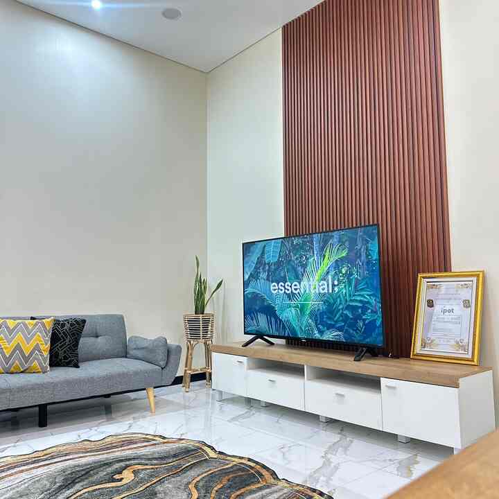 Ruang keluarga di lt dasar, tempat berkumpulnya semua penghuni atau tetamu ketika berkunjung ke rumah. Konsep warna earth tone sengaja dipilih agar tidak banyak distraksi saat beraktifitas di sini ❤️
#BTNOAS8 #ruangkeluarga #livingroom #rumahaqiqi #indonesia