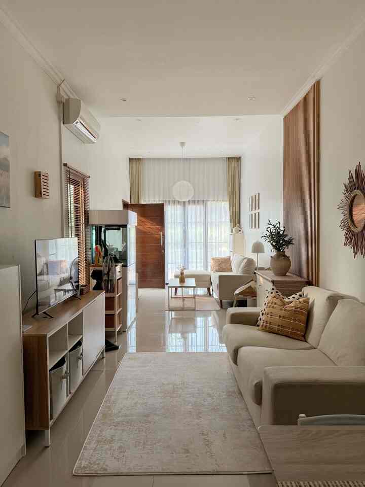 My home colour palette______

Basic colour dirumah ini adalah warna putih, beidge dan coklat yang tercermin pada dinding, lantai dan gorden. Lalu untuk pernak pernik dekorasinya kita kasih sentuhan warna berbeda tapi masih tetap masuk ke warna-warna natural seperti warna kuning, terracota, abu-abu dan hitam.

Alasan memilih palet warna ini karena aku dan suami yang menyukai warna-warna natural. Terutama untuk rumah. Melihat rumah dengan banyak unsur alam didalamnya buat kami itu cantik banget. Dan juga warna-warna natural itu mudah dipadupadankan.

Jadi buat yang baru mulai mengisi dan mendekorasi rumah, dan bingung harus mulai dari mana, mulailah dulu dari apa yg kita suka, karena rumah adalah gambaran karakteristik pemiliknya.

#PilihWarnaRumah #HomeColorPalette #RekomendasiWarnaRumah 