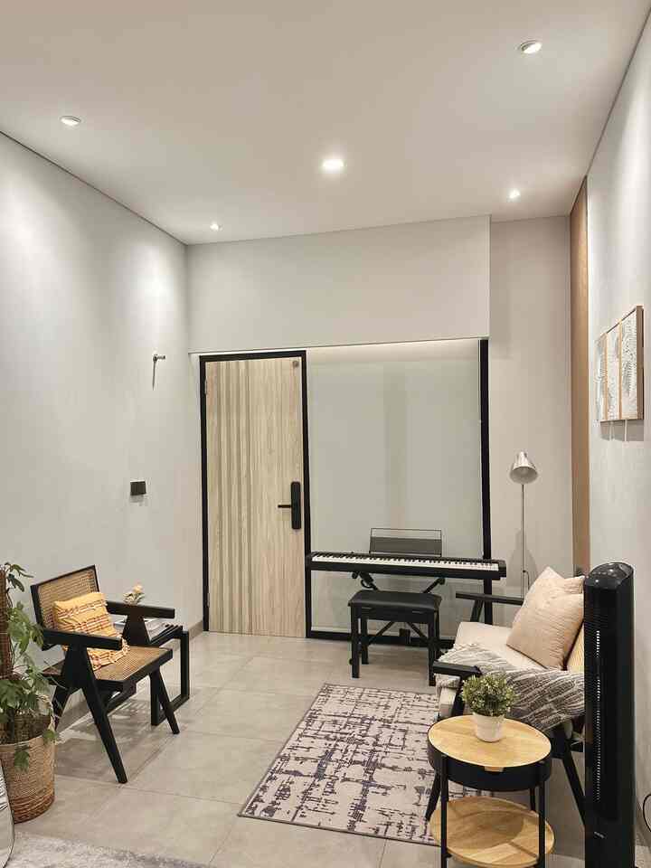 Color palette dirumah de mahendra ✨
Pemilihan warna dirumah ini menggunakan warna natural mulai dari abu-abu, kombinasi dengan warna kayu, dan warna hitam.

Warna-warna ini aku pilih karena sesuai dengan tema dirumah yaitu modern industrial. Supaya industrialnya tidak terlalu menonjol maka dikombinasi dengan warna-warna modern dari warna abu dan warna kayu.

#PilihWarnaRumah
#HomeColorPalette
#RekomendasiWarnaRumah
#ModernIndustrial
#Homestyling
#Homedecor
#homestagram 
