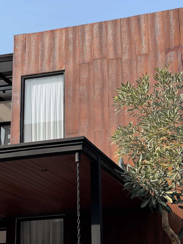 Color Palette ✨

Palet warna di #BruwnHouse adalah warna earth tone, didominasi warna cokelat dan hitam menyesuaikan dengan tema rumah yaitu industrial. Sebenernya aku pengen membawa warna lain seperti kuning atau oranye ke dalam rumah agar terlihat colorful, tapi lagi2 belum seberani itu karena sudah ada di zona serba cokelat dan hitam 😆

#PilihWarnaRumah
#HomeColorPalette
#RekomendasiWarnaRumah
#IndustrialHouse
#RumahIndustrial
#ColorPalette
#Palette