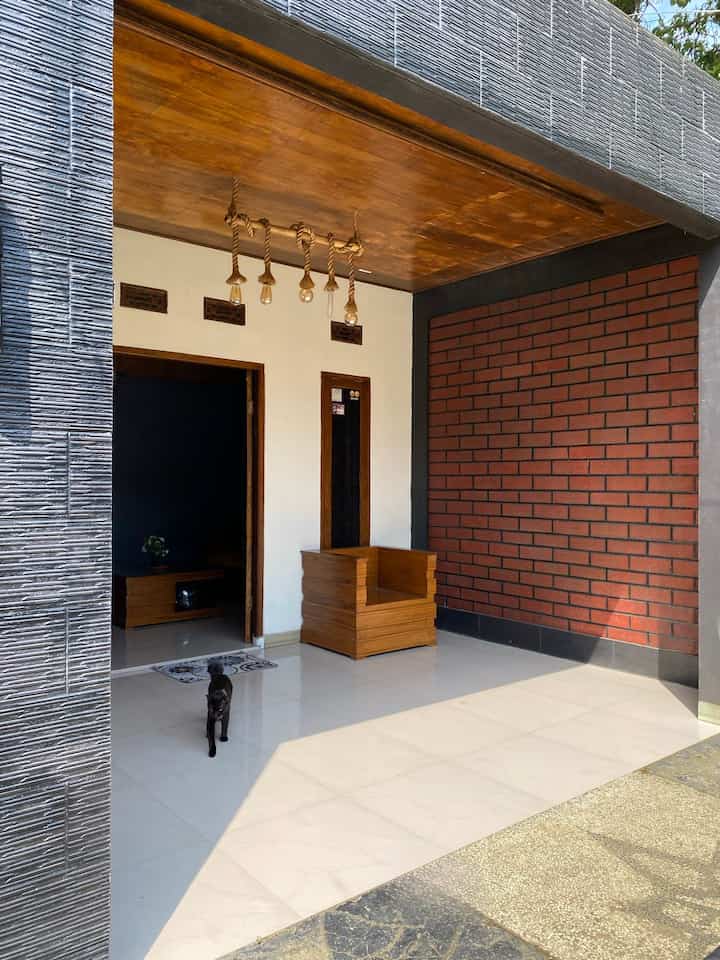 ⚪️🟤⚫️ Color palette di area teras

Pemilihan color palette diarea teras cukup simple mendominasi warna hitam tapi di mix juga dengan warna white invory dan furniture serta plavon kayu jati memberikan kesan classic modern agar tidak terkesan monoton kami tambahan juga backdrop bata pada satu dinding 

#PilihWarnaRumah
#HomeColorPalette
#RekomendasiWarnaRumah
#InpirasiTeras
#TerasRumah
#Bogor
#bananahome