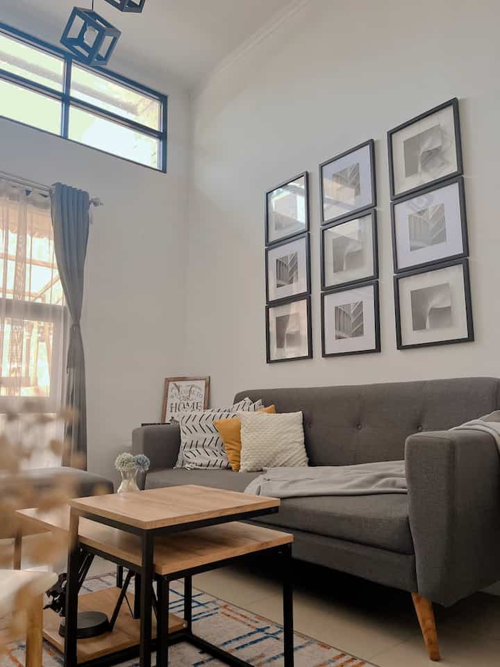 — Home Colour Palette 🎨

🤍 50%
🤎 30%
🖤 10%
💛💚 10%

haaii aku mau spill nih warna rumah denty.house paduan dari 100% ada warna putih, coklat, hitam dan sentuhan warna nyentrik seperti kuning, hijau, biru, abu.

aku pilih warna ini karna kebetulan tema rumahku ini scandi-japandi jdi aku putuskan warna ini terlihat natural dan saling menyatu.

cara aku mengaplikasikannya tentu dengan basic warna putih, dan di ikuti warna lainnya yaa agar tidak terbentur warna usahakan hitam dan putih tidak terlalu dominan.

tips yang aku punya, gunakan cat dinding warna putih karna selain terlihat terang warna putih terlihat rumah terasa lebih luas, dan untum furniture yang aku pakai kebanyakan memakai warna white n wood, untuk dekorasi dan item lain tambahkan warna hitam dan warna lainnya..

semoga menginspirasi yaa🫶🏻

#PilihWarnaRumah
#HomeColorPalette
#RekomendasiWarnaRumah
#RumahInspirasi
#DekorasiWarnaRumah

