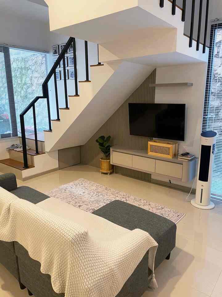 Our mini living room / family room. Untuk bagian ini, kami banyak mengambil unsur warna abu-abu pada bagian kabinet, wallpanel, area bawah tangga, dan juga sofa.

#livingroomidea #homedecor #BTNOAS8