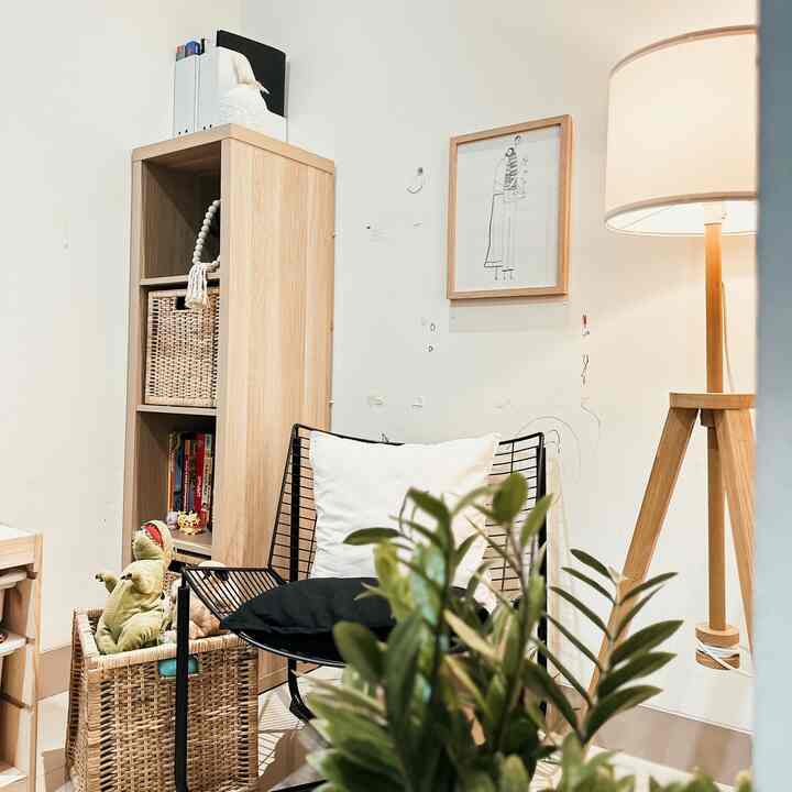 Hi long time no see everyone 
Good evening from casaaksadaru. 
This is our reading corner
Initially, this was a children's play area and you could see that the walls had lots of dirty graffiti. Haha, it hasn't been painted on purpose because there is still potential for kids to work there again. This is what the reading corner looks like in our house. How is it at your house? Hopefully it will inspire you
Greetings casaaksadaru 🫶🏻
#BTNOAS8
#readingarea
#casaaksadaru
#reading corner
#library