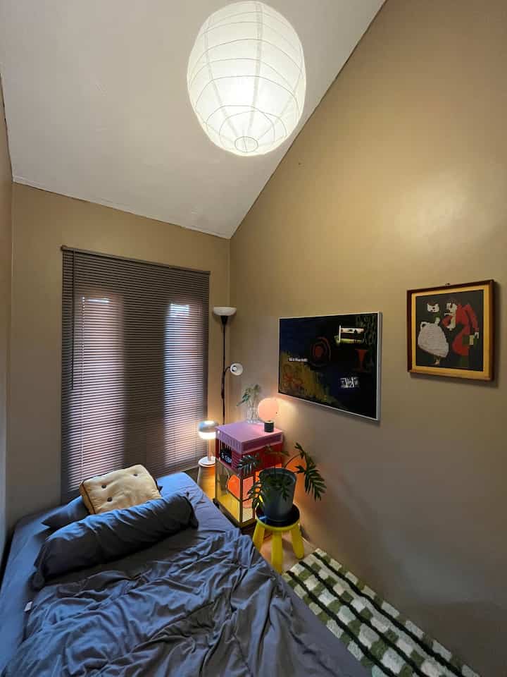 Secera keseluruhan Color Palatte di kamar atap terdiri dari warna netral yang hangat dengan beberapa aksen warna cerah yang memberikan kontras dan keuinikan. Minimalis tidak harus menggunakan warna putih. Warna coklat dapat memberikan nuansa hangat dan nyaman yang juga sesuai dengan gaya minimalis. 👌

Selanjutnya lampu atau pencahayaan sangat penting. Pencahayaan dapat mempengaruhi bagaimana warna dinding, furnitur, dan dekorasi lainnya terlihat, serta bagaimana perasaan seseorang saat berada di ruangan tersebut. Dengan kombinasi warna dinding coklat dan pencahayaan yang dapat diatur warnanya ini, ruangan tampak lebih berkarakter dan unik ✨🙌🏻

#PilihWarnaRumah
#HomeColorPalette
#RekomendasiWarnaRumah
#Minimalist
#RekomendasiWarnaKamar
#WarnaKamar