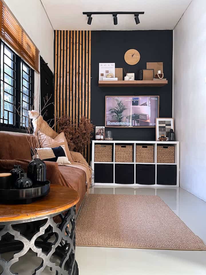 ➖ Palet Warna Rumah 

Seperti yang bisa kamu lihat, palet warna alias color tone pada rumah #lollahouse ini memiliki nuansa #warmandbold.

Perpaduan warna hitam, putih, coklat, dan krem membuat rumah kita semakin istimewa dan #aesthetic. Meskipun tidak luas, kami menyukai palet warna yang mengarah pada dekorasi #modernrusticstyle.

Dominasi warna coklat dan kayu menambah efek hangat & nyaman pada rumah ini, dan warna hitam memberikan aksen tersendiri.

Semoga menginspirasi 🖤🤎

#PilihWarnaRumah #HomeColorPalette #RekomendasiWarnaRumah #homedecor #livingroom #livingroomstyle #ruangtv #ruangtamu #dekorasiruangtamu #dekorasiruangkeluarga #homestyle 