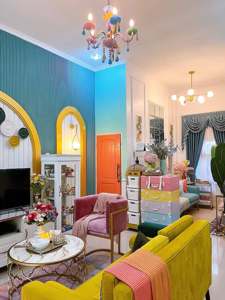 Konsep rumahku yg open space memang tanpa sekat jadi dari ruang tamu sudah keliatan dapurku. Dan untuk interior dirumahku sy memilih tema eclectic dengan warna-warna pastel. Mulai dari printilan dan dekorasi rumah semua penuh warna. Dan untuk warna dinding rumah ini cenderung memakai warna mint dan sage green karena memang itu warna favoritku. Selain printilan rumah yg berwarna,untuk sofa dan kursi sengaja kami pilih berbeda warna dan kembali lagi tetap warna pastel ya,contohnya kursi di dinning room rumah kami memang sengaja sy custom berbeda warna agar terlihat lebih fresh. Alasan kami memilih tema interior yg eclectic agar mudah untuk mix and match beberapa printilan dan dekorasi rumah agar tidak terpaku pada satu tono warna dan juga agar rumah terlihat lebih cantik dan fresh

#Pilihwarnarumah
#HomeColourPalette
#RekomendasiWarnaRumah
#Rumahpengantinbaru 
#interiorrumah
#eclectic
#rumaheclectic
#home
