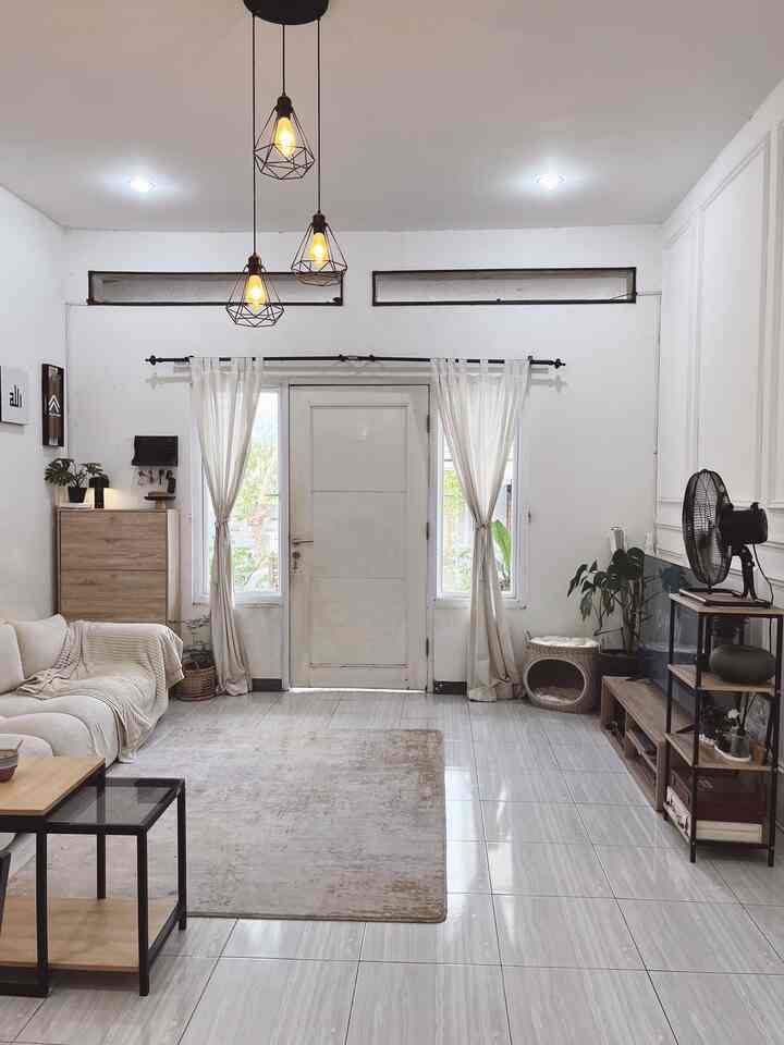 Color Pallete di muslimhom
🤍 45% : Kombinasi warna putih & warna2 netral lainnya untuk kesan luas pada rumah.
🤎 25% : Aksen Kayu warna Sonoma Oak untuk Furniture
🖤 25% : Aksen Besi & Dekorasi Hitam untuk memberikan kesan Bold 
🌿 5 % : Tanaman hijau untuk menyegarkan rumah

✨Sejak awal kami ingin punya rumah yang minimalis, tidak banyak barang dan lapang. Sehingga kami memilih warna2 netral agar rumah terlihat lebih luas. Tapi agar tidak boring, kami menambahkan aksen black and wood pada furniture2 kami. Menurut kami mengkombinasikan beberapa material membuat dekorasi lebih bold dan mencolok. Tidak monoton, tapi tetap kalem dan nyaman dipandang mata ✨
Selain itu kami selalu menambahkan anak hijau di setiap sudut untuk menambah kesan sejuk. 

#PilihWarnaRumah #HomeColorPalette #RekomendasiWarnaRumah #monocrome #japandi #industrial