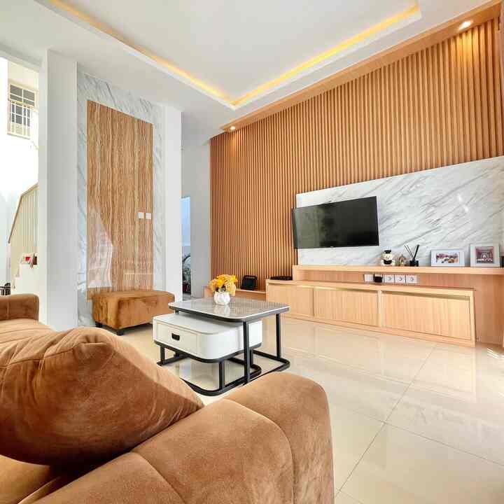 Palet warna di rumah akame full putih dan cokat kayu sesuai dengan tema interior kami yaitu japandi,, perpaduan dua warna ini akan membuat rumah tampak luas, bersih dan hangat.. 
beberapa furnitur kami seperti sofa pun kami pilih yang berwarna coklat agar menyatu dengan interior ruang tamu. 
#PilihWarnaRumah #HomeColorPalette #RekomendasiWarnaRumah #interiorJapandi