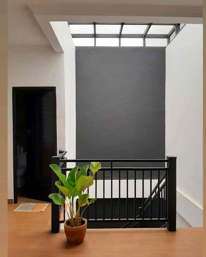 Klo kebanyakan rumah pilih cat dinding warna putih atau cream yg dimatchingin sama interior kayu terinspirasi dari rumah Korea, aku lebih memilih menggunakan warna bold seperti hitam, sage yg tentunya tetap dipadukan dengan warna putih sebagai penyimbangnya biar ga gelap 
Kenapa warna bold? krna suka aj bereksperimen dengan warna2 yg diluar dari kebiasaan org2 aj & biar lebih eye catching aj 

#PilihWarnaRumah #HomeColorPallete #RekomendasiWarnaRumah #renaiput #interiormodern #inspirasiwarna