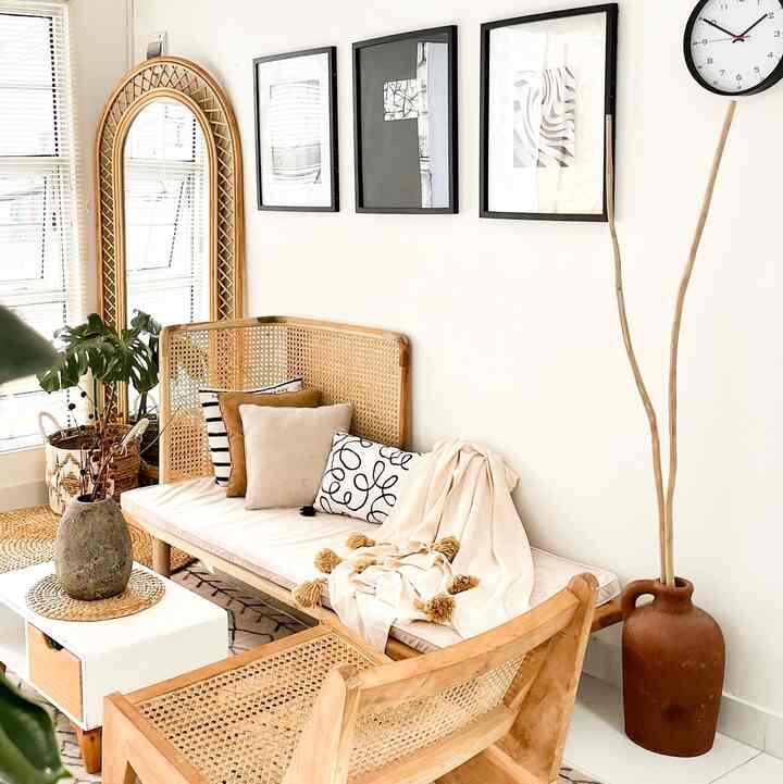 Palet warna rumah yg dipilih di rumah alfa adalah earthone dengan memadukan nuansa putih dan warna kayu natural . Kenapa memilih warna ini karena untuk tema yg kami terapkan di ruang tamu adalah japandi jadi ga jauh2 dr warna kayu /natural kayu . Untuk furniture yg ada di ruangan ini jg di mix and match dengan warna white dan wood colour . 

#PilihWarnaRumah
#HomeColorPalete
#RekomendasiWarnaRumah
#temacatrumah
#catrumah