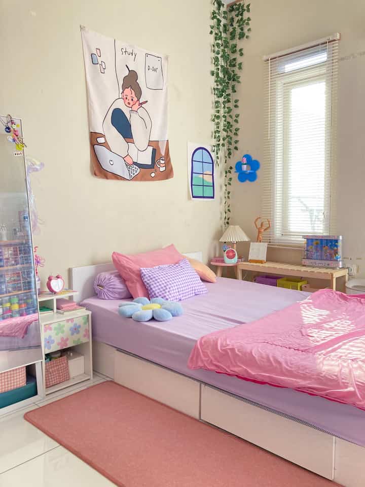 Palet warna yang aku pilih untuk kamarku ini adalah gabungan warna cream putih dengan warna pastel

Aku ingin memberikan kesan kamar yang cewek banget tapi yang gak too much pink color makanya aku campur dengan warna pastel lain, dan untuk dindingnya warna cream supaya ada kesan hangat nya ditambah dengan sedikit perintilan yang terbuat dari kayu

#PilihWarnaKamar
#kamarColorPalette
#RekomendasiWarnaKamar
#PastelRoom
#KamarAesthetic
#AestheticRoom
#Aesthetic
 


