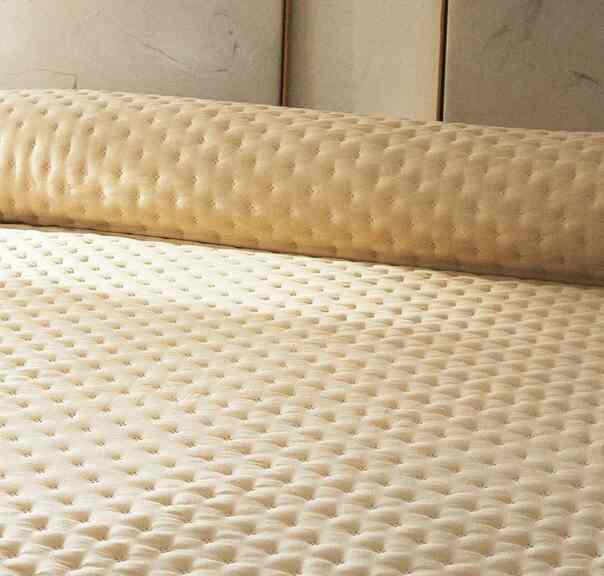 QUILTED QUILT WITH DOTS