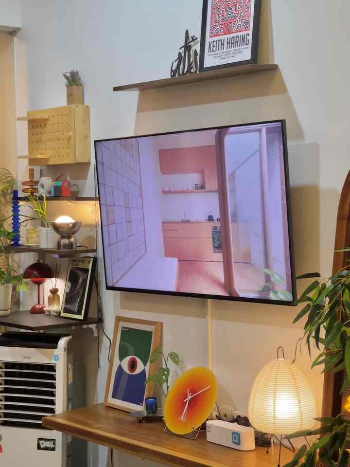 Collor Pallete untuk first21.haus basicly adalah earth tone. Dominan warna kayu & putih dengan byk furnitur berbahan dan bermotif kayu dan cat dinding warna putih. Lalu di mix dgn berbagai warna yg cenderung sesuai dgn tema midcentury yg bold dan masih dlm kategori earth tone seperti orange, kuning gading / mustard, biru, hijau, merah maroon, terracotta dan silver chrome.

Kombinasi Warna ini sya terapkan di living room dr karpet, warna sofa, lampu, meja & kursi yg berbahan stainless utk memunculkan warna silver chrome dan multicolors pada dekorasi di nakas TV. Lalu utk dapur dominan warna kayu, hijau dan orange. Dan utk kamar terlihat beberapa dekorasi warna silver chrome, terracota dan biru.

Tips memadukan warna dr yg saya lakukan, mulailah dr pemilihan warna basic yg dominan utk rumah apakah putih minimalis, white & wood, eclectic atau monokrom etc yg diaplikasikan ke cat dinding atau warna furnitur & material rumah. kemudian cari referensi warna-warna yg match dgn style rumah apakah japandi, midcentury atau industrial etc sehingga mendapatkan goals color pallete yg diinginkan menyesuaikan karakter style rumah

#PilihWarnaRumah #HomeColorPallete #RekomendasiWarnaRumah #Earthtone #whiteandwood 