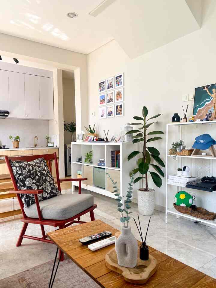 Color palette yang di gunakan di rumah kami untuk lantai bawah kami hanya mengunakan warna netral dari cat tembok berwarna gentle white dan di kombinasi pada furniture berbahan kayu yang berwarna natural

Dan saat memasuki lantai ke 2 , kami mengunakan warna yang lebih strong yaitu biru kehijauan . Ini kami aplikasikan agara memeberikan nuasa yang berbeda saat ingin berpindah ke area atas

Perpaduan warna yang kami terapkan untuk saat ini perpaduan warna sesuai dengan konsep rumah kami

Semoga pilihan warna ini bisa menjadi inspirasi 

#pilihanwarnarumah
#homecolorpalette
#rekomendasiwarnarumah
#segehouse