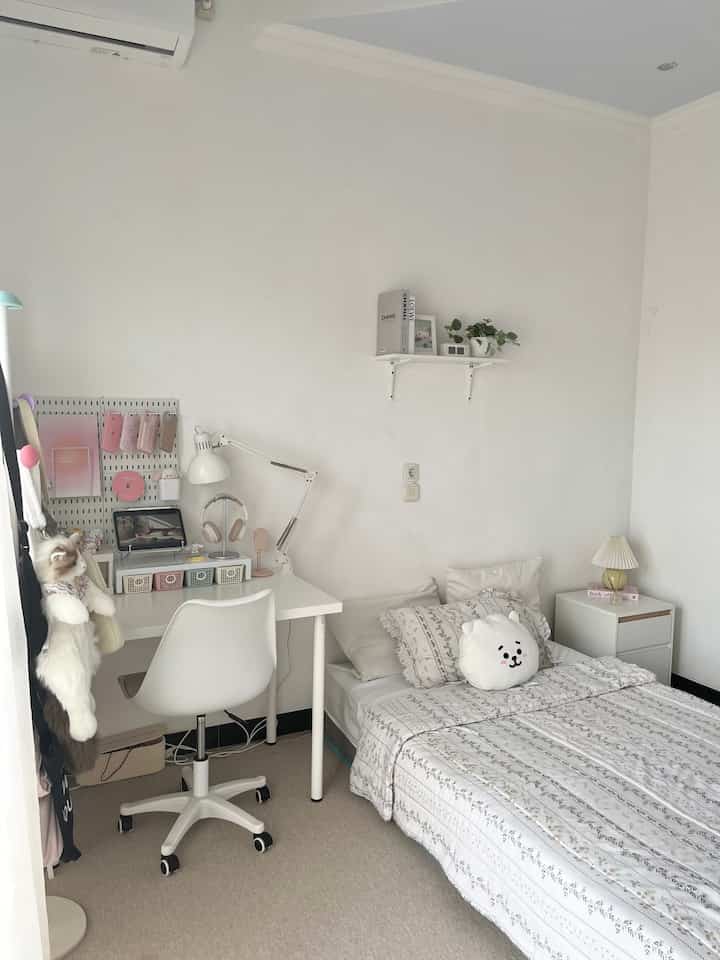 Color palette dari kamar ku ini didominasi warna putih dari warna cat sampai furniture yang dipilih, warna putih yg netral bikin mudah digabungkan dengan warna apa saja + terlihat lebih clean. 

Aku juga menambahkan warna - warna pastel dari item dekorasi + hijau dari tanaman agar ruangan tetap terlihat fresh 

#PilihWarnaRumah
#HomeColorPallete
#RekomendasiWarnaRumah