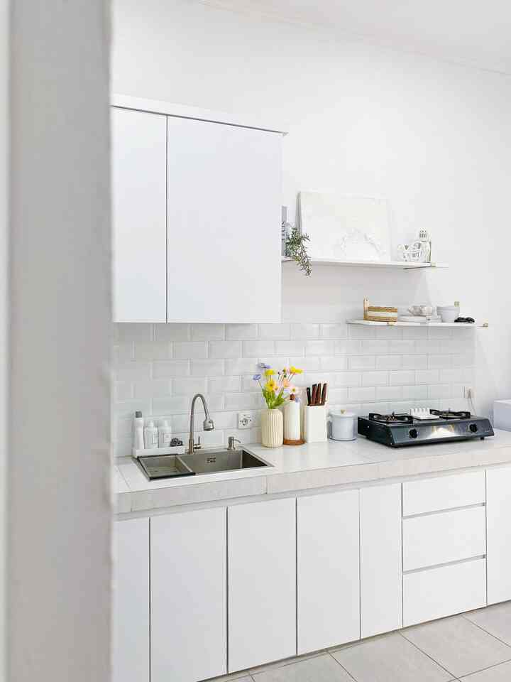 • White Kitchen •

Colour palette di rumah kami di dominasi warna putih, termasuk kitchen area. Kami pilih putih karena memberi nuansa “Clean” dan “Luas”.

Untuk warna selain putih kami menambahkan dekorasi berwarna lain di beberapa sudut.

#PilihWarnaRumah #HomeColourPalette #RekomendasiWarnaRumah #WhiteKitchenIdeas #KitchenInspo