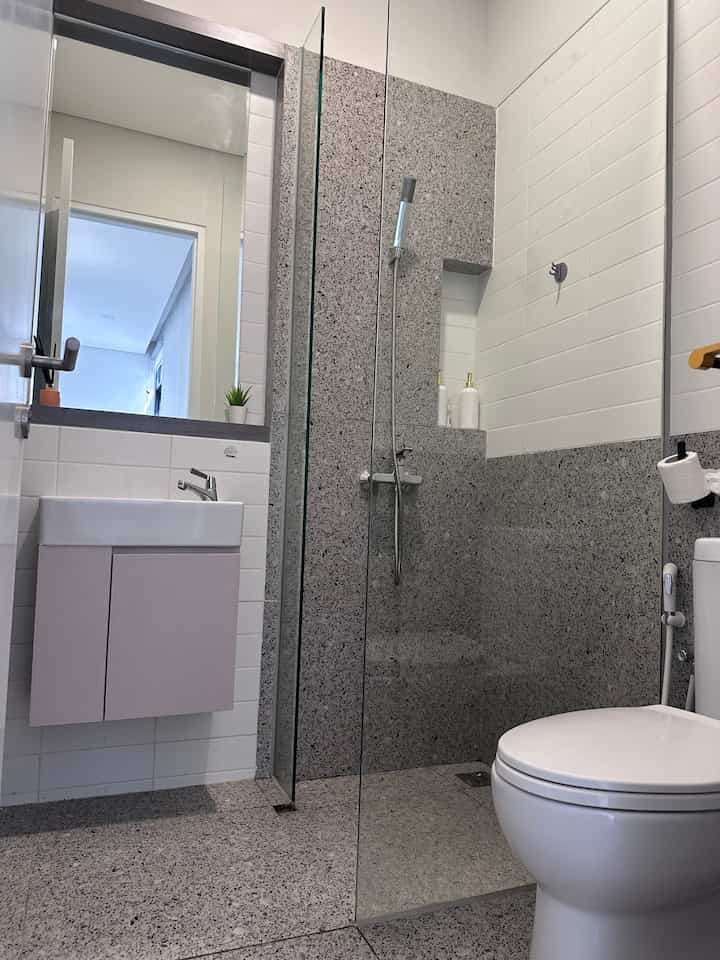 Memilih tone color di kamar mandi merupakan hal yang cukup tricky alias susah susah gampang.

You want it to be aesthetic yet easy to maintain.

Hence why untuk di rumah ini kami bermain dengan warna white, different color of grey and pattern to achieve the goal.

Sanitary, tiles, dan chat masih merupakan bawaan developer. Kami hanya menambah beberapa decor item seperti

- Reed difuser
- Custom cabinet
- Dried/artificial flower dll


#Pilihwarnarumah
#Homecolorpallete
#Rekomendasiwarnarumah
#Bathroomdecor