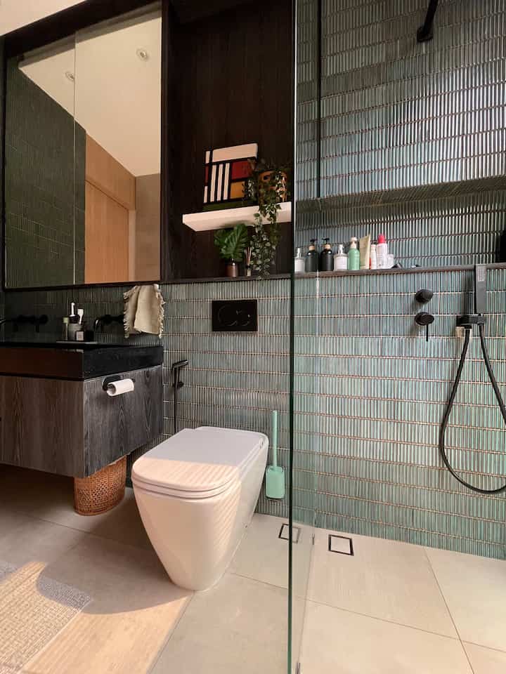 Bathroom & Bedroom Color Palette 🤍🤎💚

Color palette utama dirumahpojok cenderung warna earth neutral, didominasi warna coklat muda, abu-abu, dan putih. Kami memilih warna neutral agar lebih minimalis dan gampang untuk dikombinasikan dengan warna-warna lain saat bosan dan juga supaya tidak monoton, contoh menambahkan warna pada linens seperti sarung bantal, handuk,throw blanket, dan sprei sebagai dekorasi.

Tapi untuk kamar mandi utama dirumahpojok color palette nya sedikit lebih tropical dengan penggunaan warna hitam dan hijau tua. Dan untuk kamar tidur tetap didominasi dengan warna earth neutral, dan saat ini menggunakan nuansa hijau juga dari dekorasi dan sprei set warna hijau💚
_
#PilihWarnaRumah
#HomeColorPalette
#RekomendasiWarnaRumah
#dirumahpojok