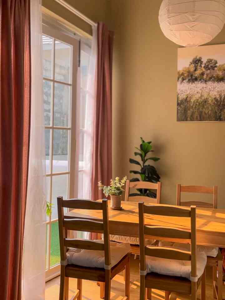 Setiap ruangan dirumah memiliki pallete yang berbeda beda sesuai zonasinya. Untuk area dining set perpaduan antara natural kayi, cream, coklat dan sedikit red brick. Untuk area dapur dengan pallete warna kayu natural dan putih, dan area living room lebih colourfull dengan anek warna yang didominasi hijau untuk sofa dan gorden selebih nya dengan aksen warna coklat, biru, merah, hitam, putih dan kuning.

#PilihWarnaRumah
#HomeColorPallete
#RekomendasiWarnaRumah
#palletewarnarumah
#homesweethome
#rumahcluster