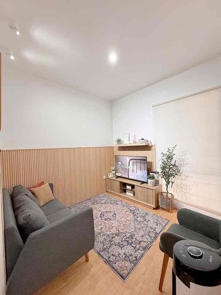 Hampir semua Color Palatte di ruangan ini white&wood, agar tidak monoton di livingroom ini kami menambahkan beberapa dekorasi artificial
Plant agar terlihat lebih fresh
Karena ruangannya juga ga begitu besar kami memilih menggunakan cat warna putih dan roller blind

Untuk temen2 yg memiliki ruangan yang mungil coba deh gunakan warna2 netral agar terlihat lebih luas dan juga clean

#PilihWarnaRumah #HomeColorPalette #RekomendasiWarnaRumah #InspirasivingRoom #RuanganMungil #RumahCluster #RumahMungil