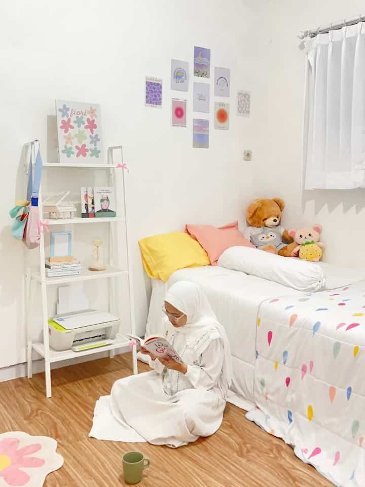 Color palette di rumahanind itu warna dominan putih dengan sentuhan nuansa colorful.

Untuk lantai sendiri aku pilih warna nuansa kayu supaya kesan netral dan hangatnya suasana rumah tetep bisa dirasain.

Untuk ruangan aku pakai dominan putih karena bisa ngebuat ruangan lebih luas dan bersih, untuk nuansa colorful itu karena menurutku sesuai sama personality aku. selain itu secara estetika warna-warni ini jadi buat kamarku lebih hidup ^~^

Semoga bisa menginspirasi temen2 yaa! 😉

#PilihWarnaRumah #HomeColorPalette #RekomendasiWarnaRumah #DekorasiKamar #KamarAesthetic