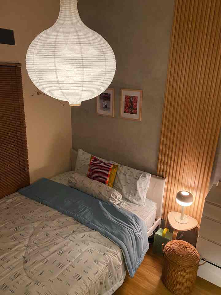 Kali ini cerita soal color palette kamar tidur yang bernuansa ala Japandi 

Color palette yang ingin ditonjolkan adalah kombinasi warna natural kayu (cokelat muda) dan putih, sehingga menciptakan kesan fresh saat pagi/siang hari dan hangat saat malam hari 🍃

Untuk memaksimalkan kesan hangat saat malam hari, kamar ini menggunakan pencahayaan redup dari lampu gantung lentera, sehingga menciptakan pencahayaan warm light 🏮

Tema hingga color palette pada kamar ini memang berbeda dari ruangan lain yang lebih berkonsep mid-century modern, karena bagi kami kamar adalah tempat terhangat dalam rumah, sehingga konsep yang dipilih adalah Japandi ✨

#PilihWarnaRumah #HomeColorPalette
#RekomendasiWarnaRumah #bedroomstyling #dekorasikamartidur  #japandi #rumahdeveloper #depok 