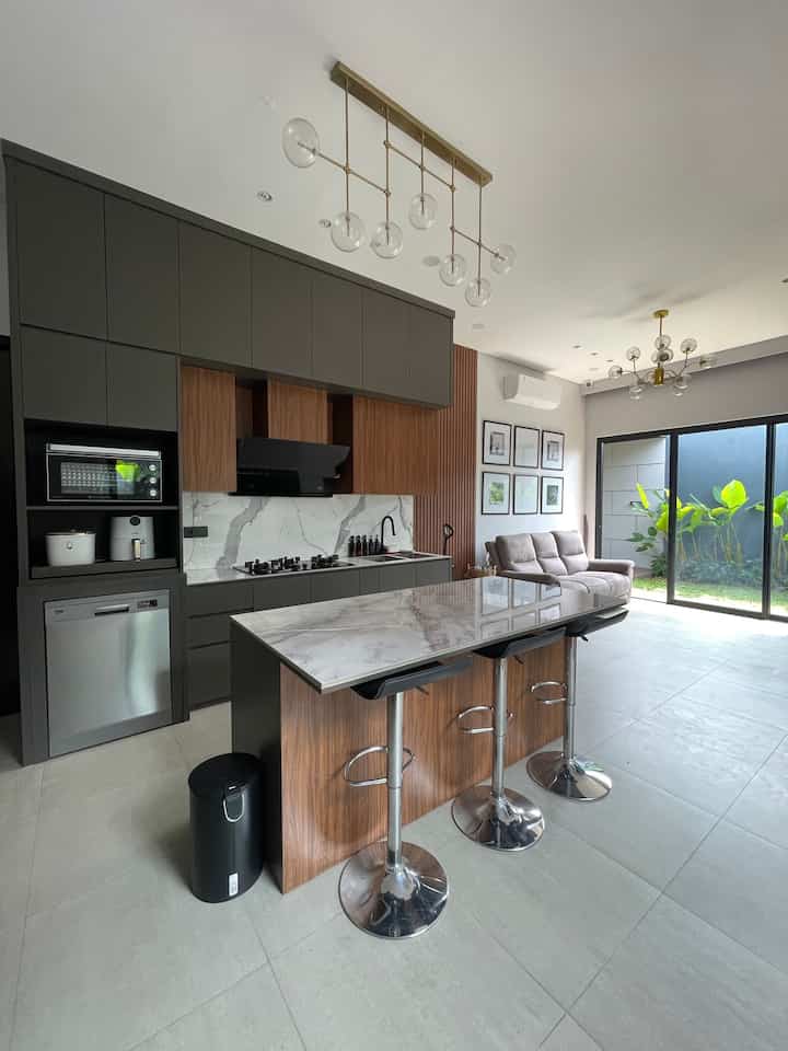 Palet Warna di #tentramdihuni adalah Abu-abu, hitam, putih dan motif kayu gelap serta sedikit sentuhan gold. 
Sebagian tamu yang berkunjung bertanya, mengapa memilih warna yang terkesan membuat rumah begitu maskulin? 
Kembali lagi kepada selera ya, kebetulan kami berdua sangat menyukai rumah warna2 gelap dan ternyata tidak ada salahnya di aplikasikan pada hunian. Agar tidak terlihat terlalu “dark” kami memilih warna white and gold untuk mempercantik interior #tentramdihuni. 

#PilihWarnaRumah #HomeColorPalette #RekomendasiWarnaRumah