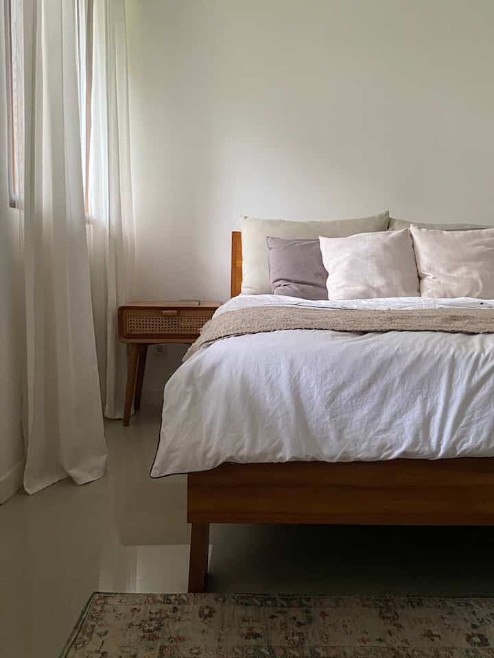 Rumah dg konsep jadul ini di dominasi warna2 earth tone, dg color pallette coklat, putih, nude.. sehingga ruangan menciptakan suasana dg kesan hangat. 

#pilihwarnarumah
#homecolorpallette
#rekomendasiwarnarumah