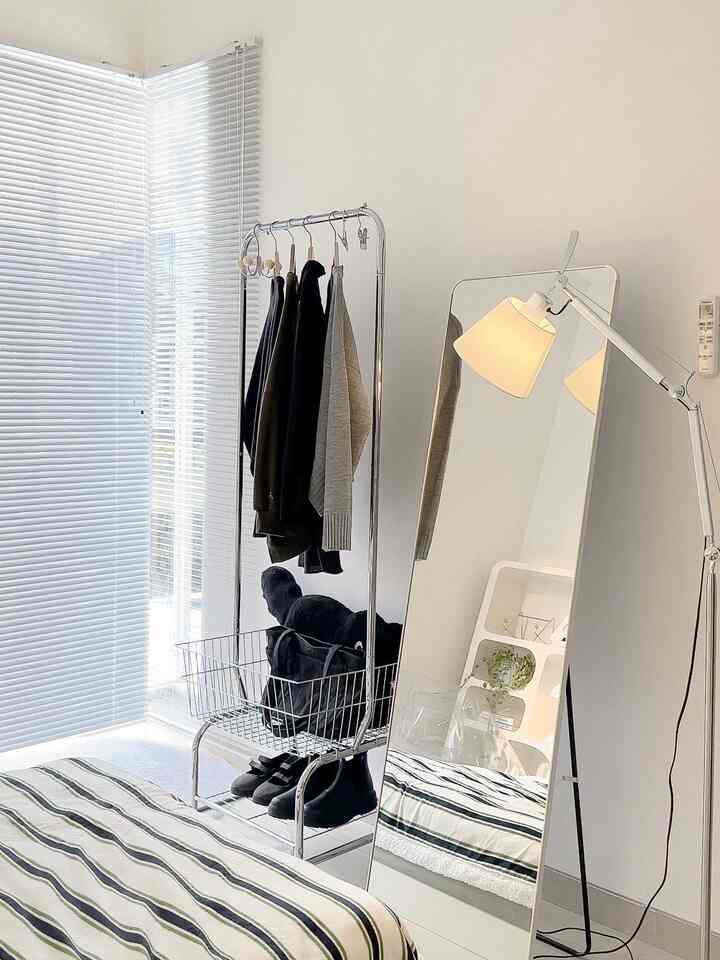 How I style My Room with ⚫️⚪️🟢 as my Color Palette :

1. Aku memilih warna favoritku putih sebagai warna dominan diruanganku, selain itu warna ini juga memberikan kesan terang dan luas.

2. Memilih warna hitam sebagai warna yang kontras untuk memberikan kesan elegan dan simple.

3. Hijau sebagai warna pelengkap dan mempercantik ruangan untuk kesan lebih asri juga sejuk.

#PilihWarnaRumah
#HomeColorPalette
#RekomendasiWarnaRumah
#BedroomStyling