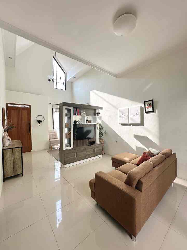 Color palette di rumah ini adalah warna earthtone yang didominasi warna coklat, putih, beige, dan hitam.
Warna tersebut dipilih untuk menciptakan ambience yang warm dan clean. Selain itu, agar sesuai dengan tema rumah yaitu scandinavian yang mengusung banyak warna alami.

#PilihWarnaRumah #HomeColorPalette #RekomendasiWarnaRumah #DekorasiRuangan #ColorPalette #Warnarumah