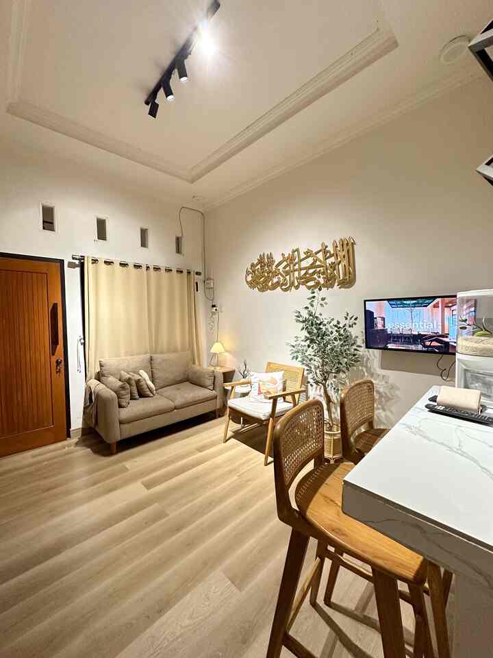 Color palette yang aku ciptakan dirumahku adalah white wood dan warna-warna netral karena rumahku memiliki konsep Japandi Style
warna furniture kayu dipadupadakan dengan warna cet rumah yang terang / dengan sedikit tone beige akan membuat suasana rumah menjadi hangat ❤️

Semoga menginspirasi 😍
#PilihWarnaRumah
#HomeColorPalette
#RekomendasiWarnaRumah
#RumahSubsidi #Rumahmungil #Tangerang #Tinyhouse #DekorasiUnik

