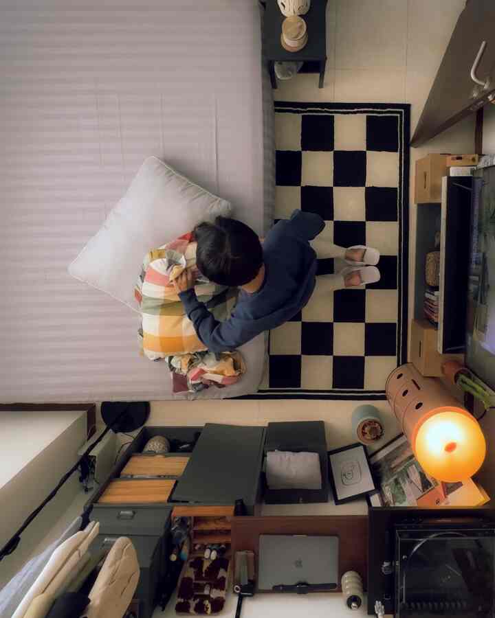 Palet warna di apartement ini dibuat netral didinding dengan warna broken white agar bisa di mix dengan interior yg berwarna, seperti pd artwork, atau aksen warna pada vas atau pajangan lainnya. 
#PilihWarnaRumah
#HomeColorPalette
#RekomendasiWarnaRumah
#selasarapt
#apartmentdecor
#tinyapartment
#roomdecor
#lightroomediting