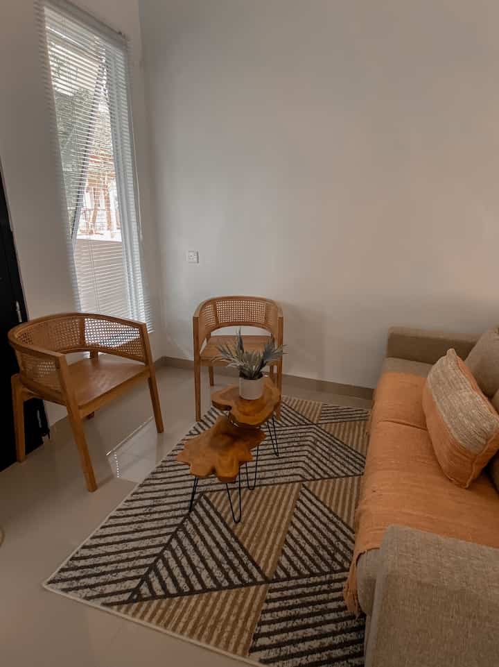 #PilihWarnaRumah #HomeColorPalette #RekomendasiWarnaRumah #Naturalwood #CatTembokPutih

Salah satu kunci kesuksesan mendekorasi rumah menurut aku adalah berhasil dalam pemilihan color palette. Apalagi untuk kasus rumah aku yang mungil, salah dalam mengkombinasikan warna hasilnya bisa fatal. Rumah kecil bisa keliatan sumpek, sempit, gelap dan tentu sangat tidak nyaman.

Untuk rumah ini, aku menggunakan palet warna putih dan natural kayu. Menyesuaikan dengan tema rumah japandi minimalis. Jika kalian lihat, setiap sudut selalu ada tone warna kayu natural dan cat dasar tembok putih. Bahkan untuk gorden aku juga gunakan warna turunan putih yaitu putih tulang. Kombinansi warna pada printilan dekorasi juga tidak akan jauh-jauh dari warna soft, atau mendekati warna kayu seperti krem dan coklat terang.

Menurut kalau gimana hasil palet warna di rumah aku? 