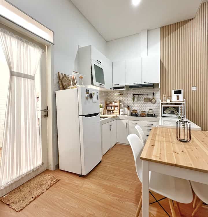 Pilihan color palette untuk interior dan dekorasi di rumah ini aku pilih warna yang netral dan timeless yaitu putih dan kayu. Warna earth tones menurut aku membuat suasana rumah jadi lebih rapih, hangat dan homey..

Untuk furniture seperti sofa, kitchen set, meja tv, rak dan kursi, aku memilih warna yang didominasi putih dan cream dipadukan dengan vinyl flooring, wallpanel, dan round table dengan bahan & tekstur kekayuan. Nuansa white & wood ini akan terlihat lebih menarik dengan dipadukan warna hijau dari tanaman hias atau artificial plants..

Buat kalian yang punya rumah dengan lahan terbatas, pemilihan tones ini bisa diaplikasikan agar rumah terkesan luas, rapih dan aesthetic. Boleh juga ditambah aksen warna kuning dan terracota pada item dekorasi seperti cushion cover, throw blanket, taplak meja, vas dll jika kalian ingin memberi looks yang fresh dan cerah di ruangan. Semoga tips ini bermanfaat ✨



#PilihWarnaRumah
#HomeColorPalette
#RekomendasiWarnaRumah
#WhiteandWood
#NeutralHome